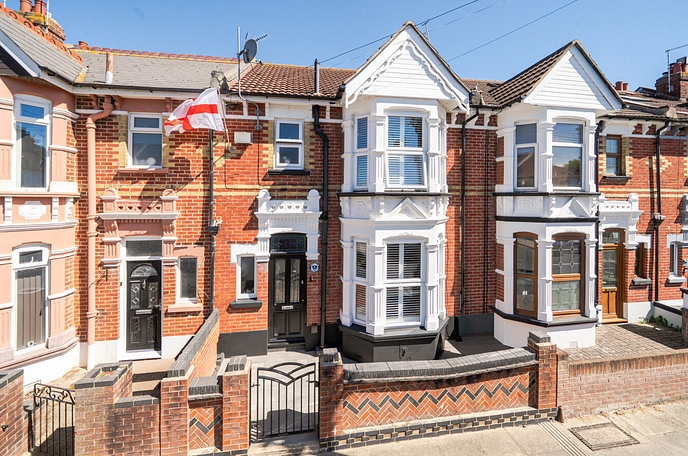 3 bedroom  terraced house for sale