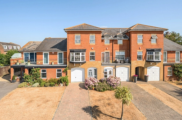 4 bedroom  terraced house for sale