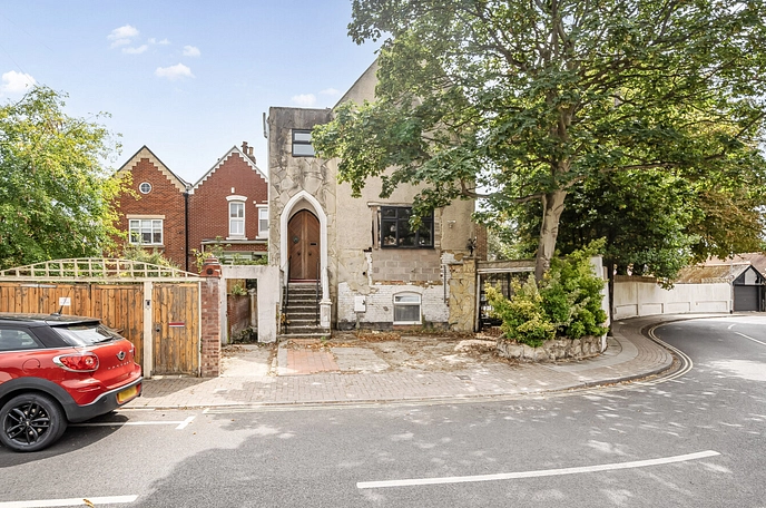 8 bedroom house for sale