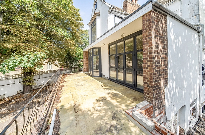 8 bedroom house for sale