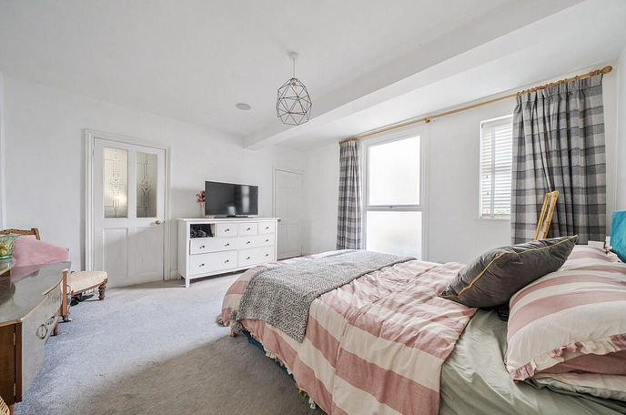 4 bedroom  semi-detached house for sale