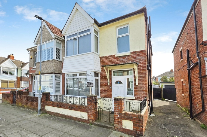 3 bedroom  semi-detached house for sale
