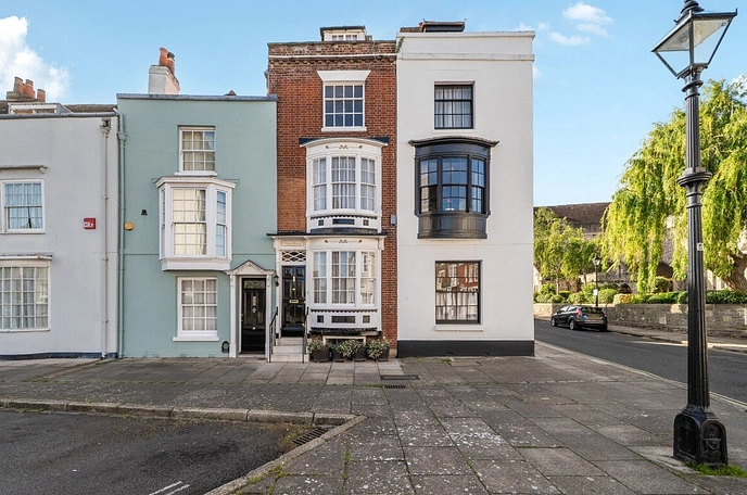 4 bedroom  terraced house for sale