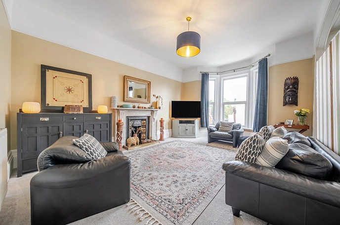 5 bedroom  semi-detached house for sale