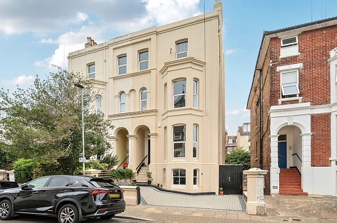 5 bedroom  semi-detached house for sale