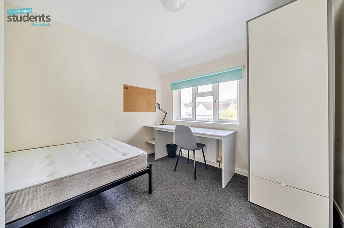 5 bedroom  semi-detached house to rent