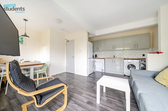 4 bedroom  semi-detached house to rent