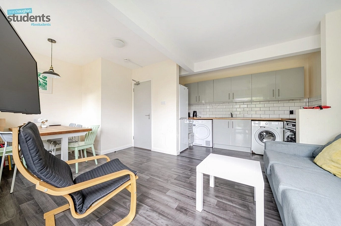 3 bedroom  semi-detached house to rent