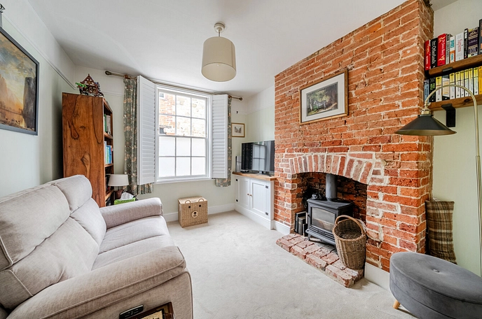 2 bedroom  semi-detached house for sale