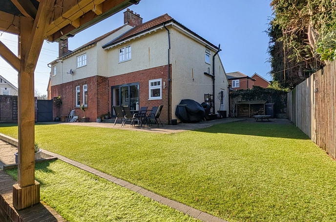 5 bedroom  detached house for sale