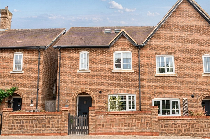 4 bedroom  semi-detached house for sale