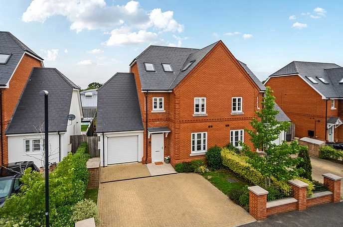 4 bedroom semi-detached garage/parking space for sale