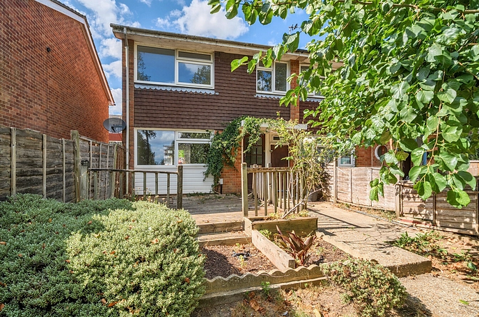 3 bedroom  semi-detached house for sale