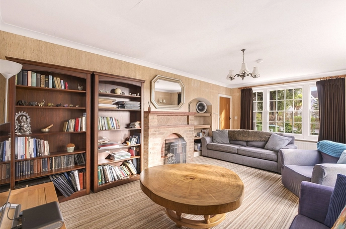 5 bedroom  detached house for sale