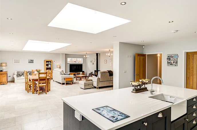 5 bedroom  detached house for sale
