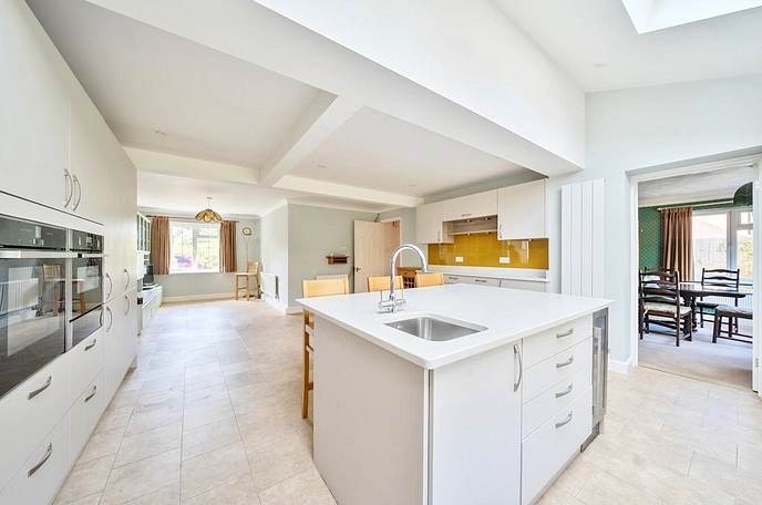 5 bedroom  detached house for sale