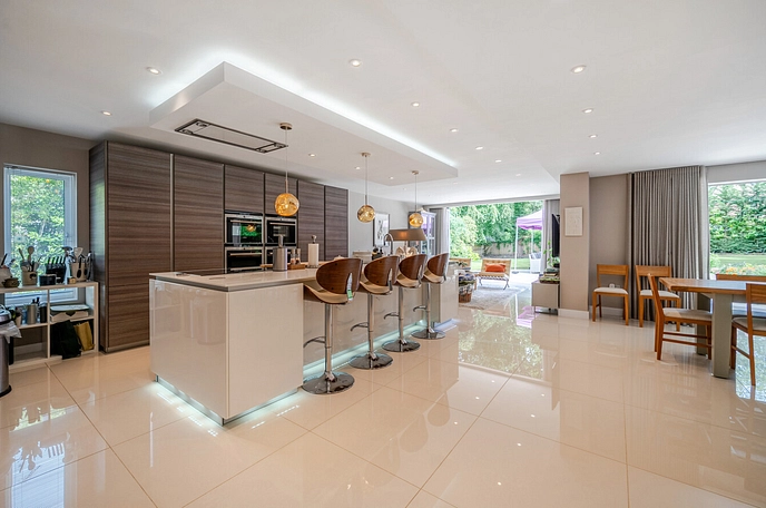 5 bedroom  detached house for sale