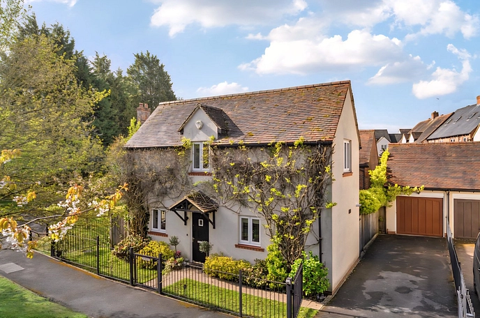 4 bedroom detached house for sale