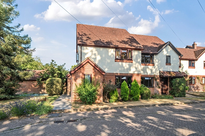 3 bedroom  semi-detached house for sale