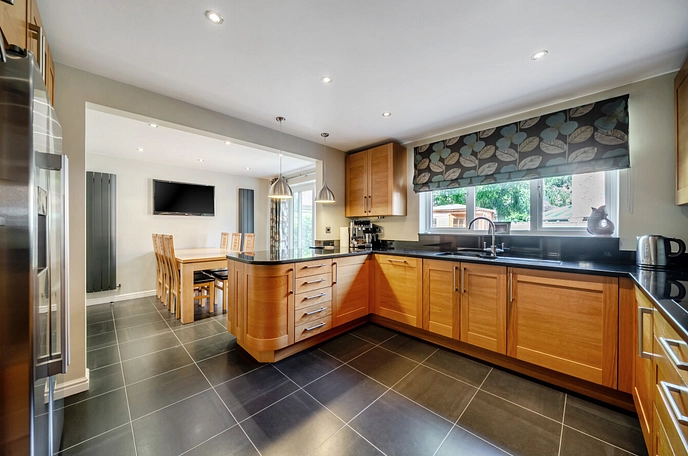 5 bedroom  detached house for sale