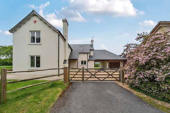 5 bedroom  detached house to rent