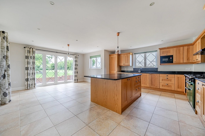 5 bedroom  detached house to rent