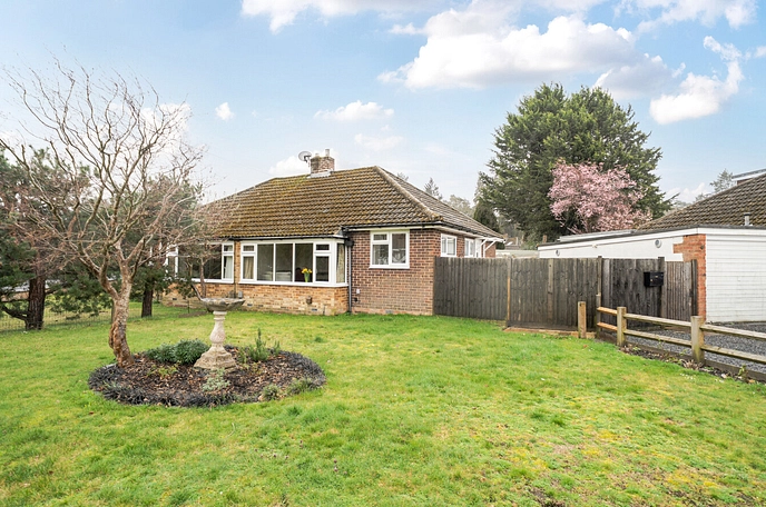 2 bedroom semi-detached bungalow to rent