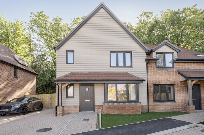 3 bedroom  semi-detached house for sale