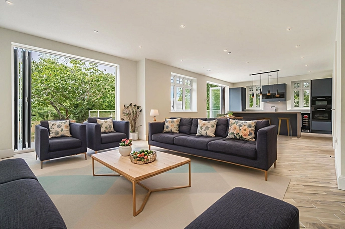 5 bedroom  detached house for sale