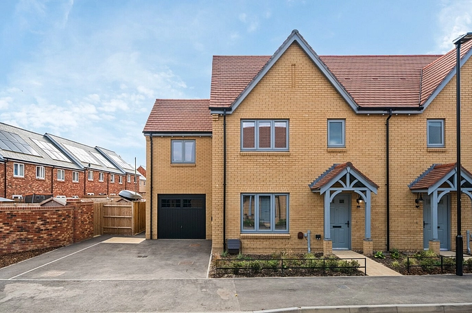 4 bedroom  semi-detached house for sale