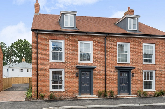 4 bedroom  semi-detached house for sale