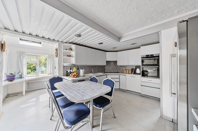 6 bedroom  detached house for sale