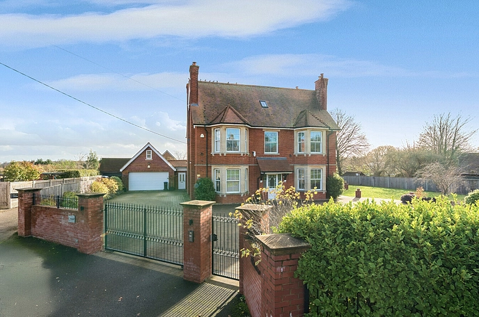 5 bedroom  detached house for sale
