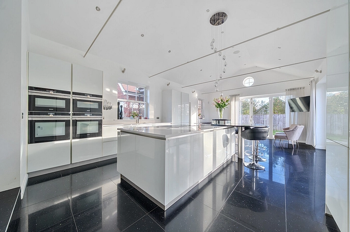 5 bedroom  detached house for sale