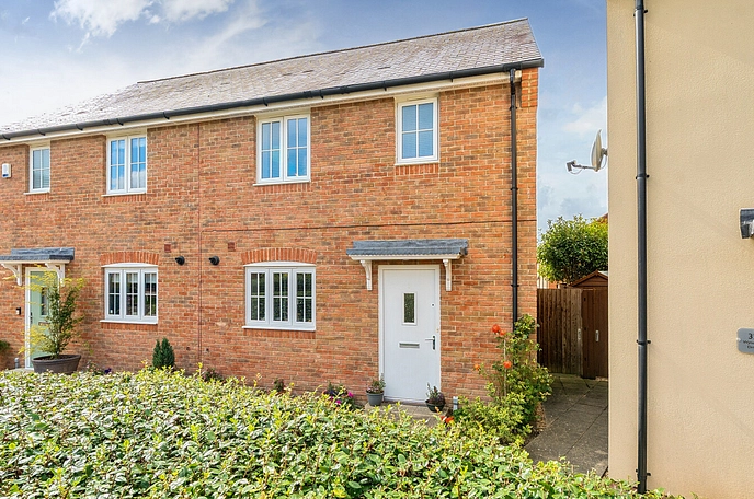 3 bedroom  semi-detached house for sale