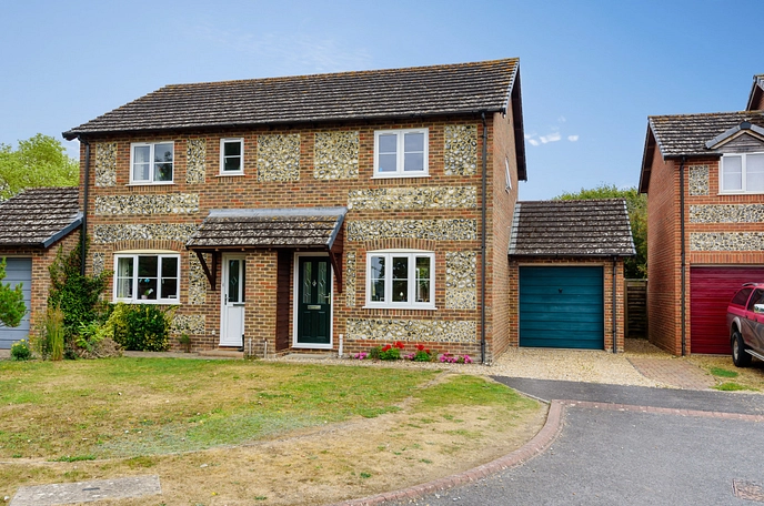 2 bedroom  semi-detached house for sale