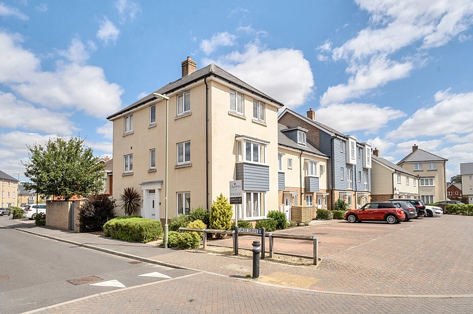 4 bedroom  semi-detached house for sale