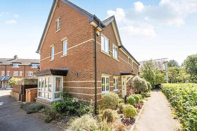 4 bedroom  semi-detached house for sale