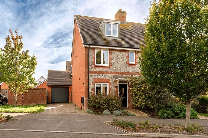 3 bedroom  semi-detached house for sale