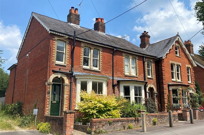 3 bedroom  semi-detached house to rent