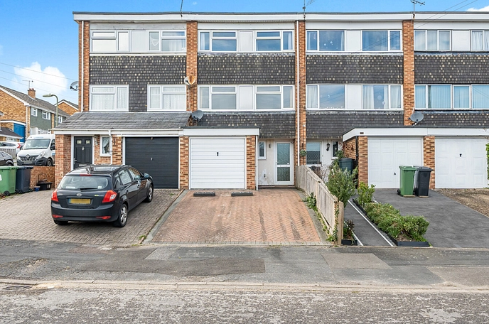 4 bedroom  terraced house to rent