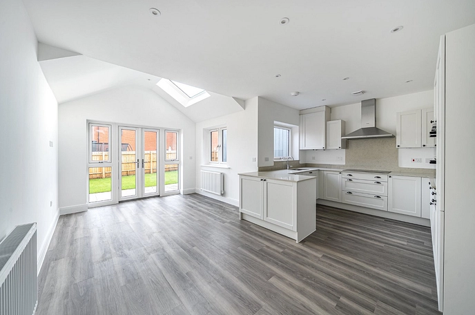 5 bedroom  semi-detached house to rent