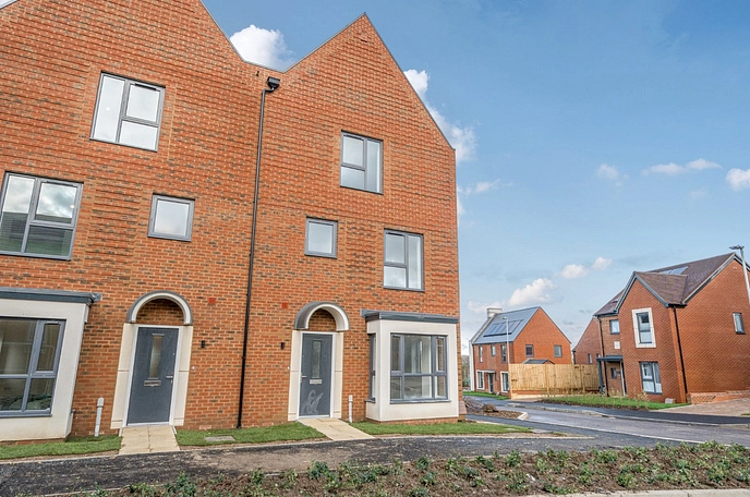 5 bedroom semi-detached house to rent