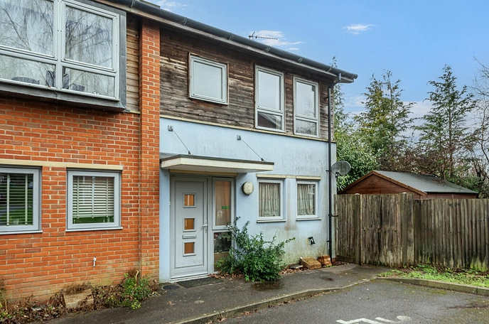 3 bedroom  semi-detached house to rent
