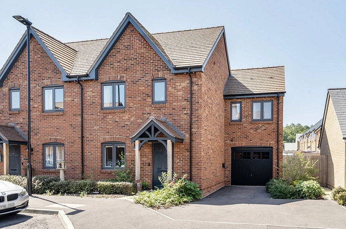 4 bedroom  semi-detached house to rent