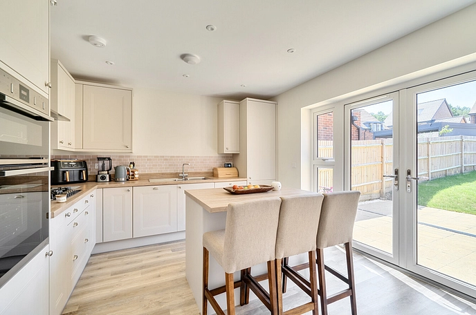 4 bedroom  semi-detached house to rent