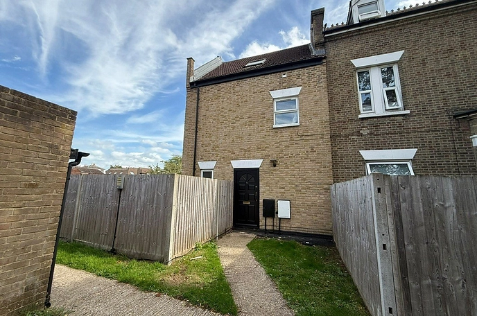 3 bedroom  semi-detached house to rent