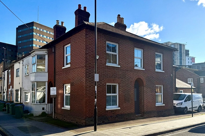4 bedroom  terraced house to rent