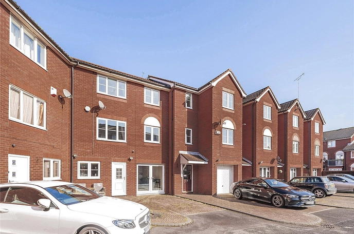 4 bedroom  terraced property to rent