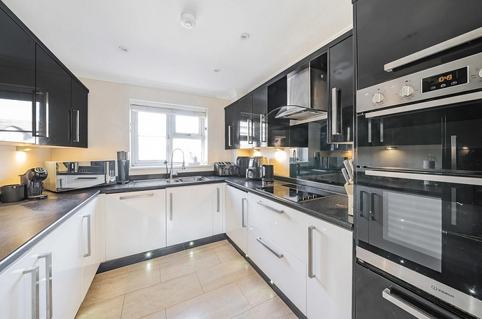 4 bedroom  terraced property to rent